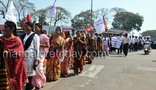 LIC Agents protest in Mangalore